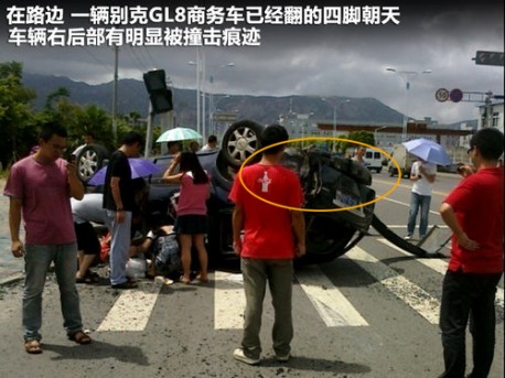 Rolls Royce Ghost crashes in China