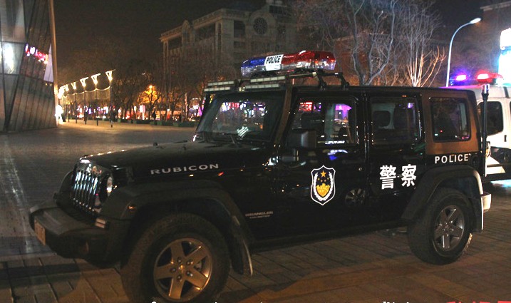 iPhone 4S launches in China, Jeep Rubicon Police Car protects Apple Store