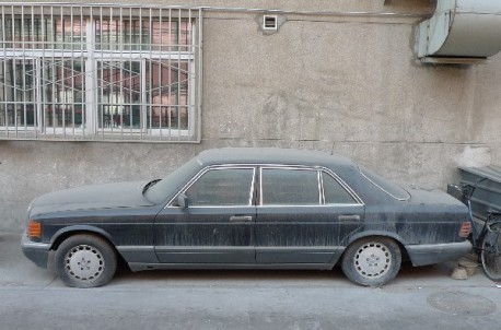 Spotted in China: abandoned Mercedes-Benz S-class