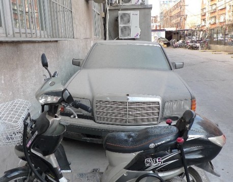 Spotted in China: abandoned Mercedes-Benz S-class