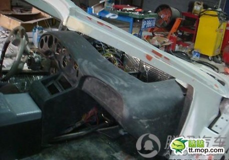 Man from China makes Lamborghini Diablo from Sratch