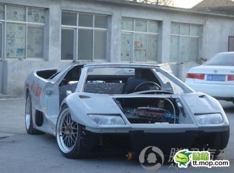 Man from China makes Lamborghini Diablo from Sratch