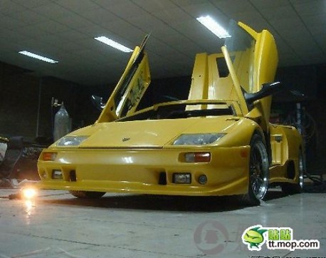 Man from China makes Lamborghini Diablo from Sratch