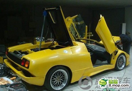 Man from China makes Lamborghini Diablo from Sratch