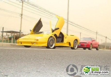 Man from China makes Lamborghini Diablo from Sratch
