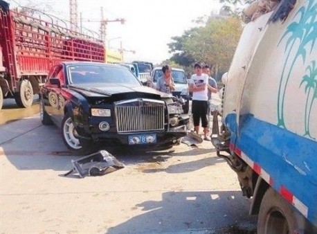Rolls Royce Phantom crash China