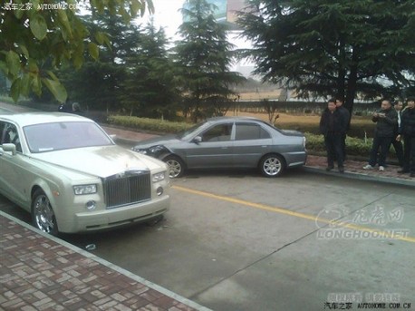 Mitsubishi Lancer hits Rolls Royce Phantom in China