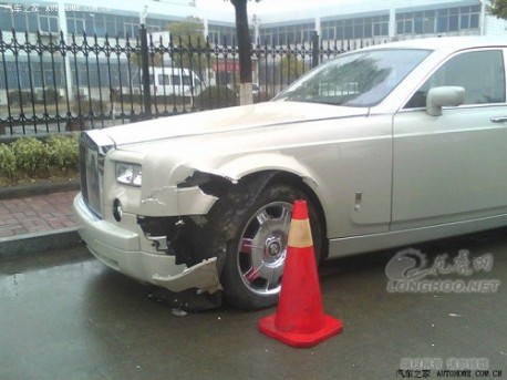 Mitsubishi Lancer hits Rolls Royce Phantom in China