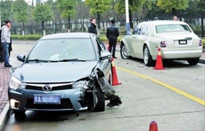 Mitsubishi Lancer hits Rolls Royce Phantom in China