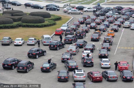 Wedding cars cause traffic jam in China