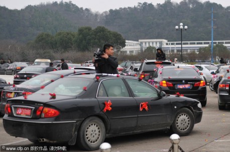 Wedding cars cause traffic jam in China