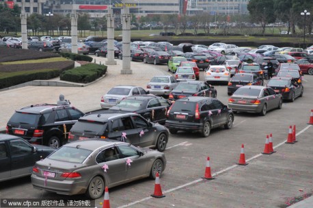 Wedding cars cause traffic jam in China