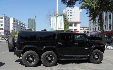 six-wheeled stretched Hummer H2