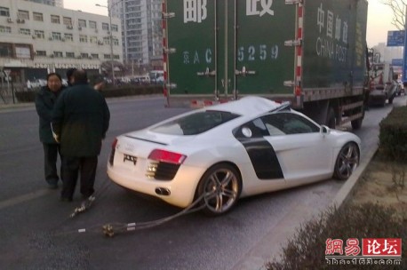 Audi R8 crash China