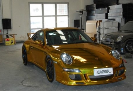 Porsche 911 in Gold in China