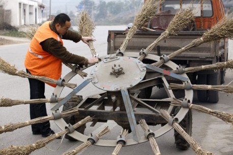 Cleaning the road, the Chinese way