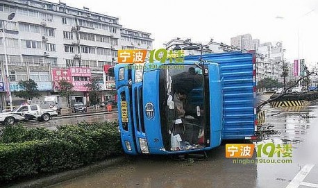 Truck driver in China is Cool about the Crash