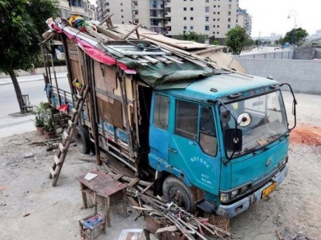 Cool Chinese man lives in self-made RV