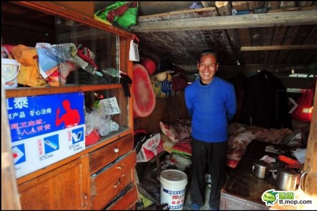 Cool Chinese man lives in self-made RV