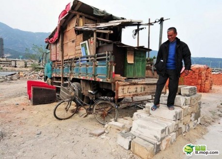 Cool Chinese man lives in self-made RV