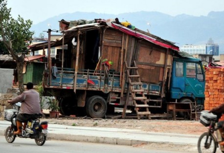 Cool Chinese man lives in self-made RV