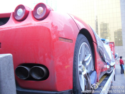 Ferrari Enzo crashes in China