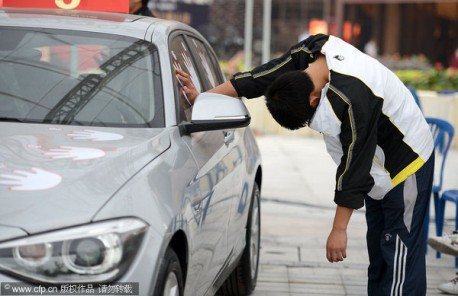 Chinese man wins BMW 1-series by Touching it for 87 hours