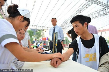 Chinese man wins BMW 1-series by Touching it for 87 hours