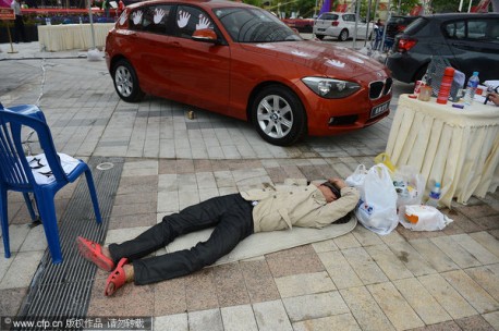 Chinese man wins BMW 1-series by Touching it for 87 hours