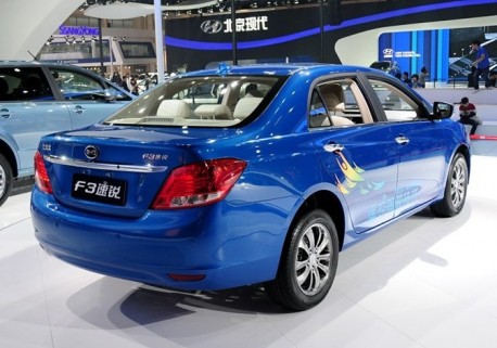 New BYD F3 comes with remote control than can actually move the car