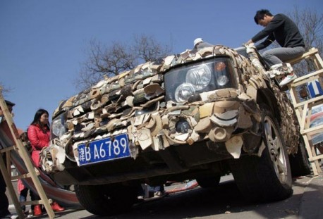Land Rover covered with Porcelain in China