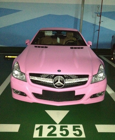 Mercedes-Benz SL 63 AMG is very pink in China