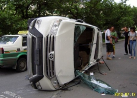 Mercedes-Benz W140 S-class hits Toyota Highlander