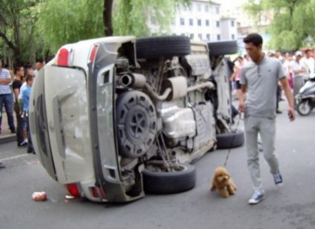 Mercedes-Benz W140 S-class hits Toyota Highlander