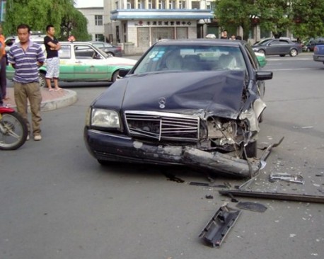 Mercedes-Benz W140 S-class hits Toyota Highlander