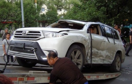 Mercedes-Benz W140 S-class hits Toyota Highlander