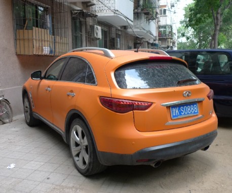 Infiniti FX35 is very Orange in China