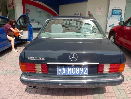 Spotted in China: W126 Mercedes-Benz 300SE 