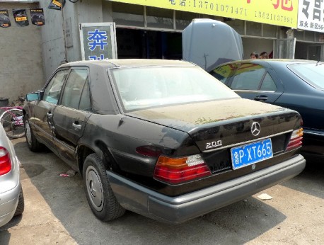 Spotted in China: W124 Mercedes-Benz 200