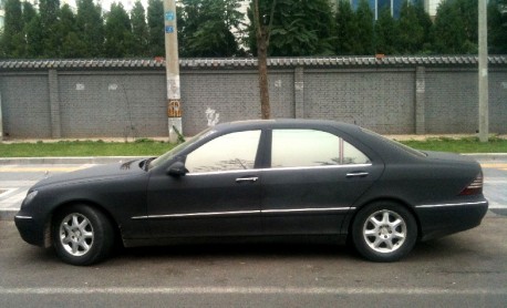 Mercedes-Benz S500 is matte-black in China