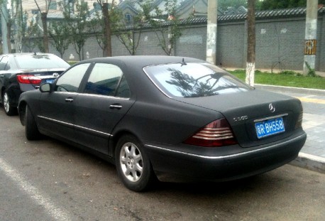 Mercedes-Benz S500 is matte-black in China