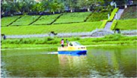 Chinese man invents amphibious car