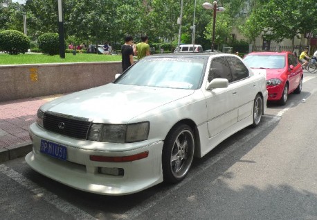 Lexus LS400 with a mighty body kit