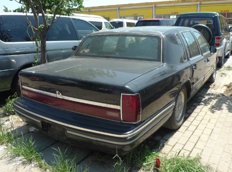 Spotted in China: Lincoln Town Car