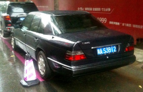 Spotted in China: W124 Mercedes-Benz E220