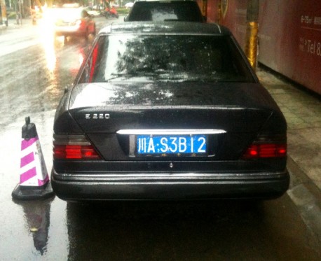 Spotted in China: W124 Mercedes-Benz E220