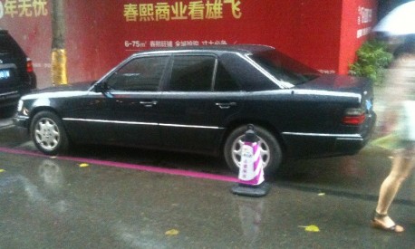 Spotted in China: W124 Mercedes-Benz E220