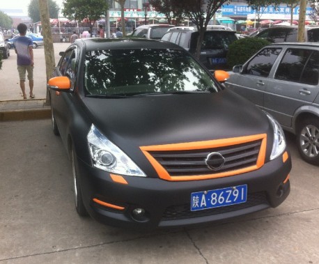 Nissan Teana in matte-black & some orange in China