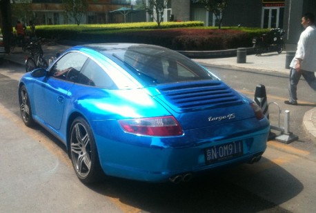 Porsche 911 Targa 4S in metallic-shiny-blue in China