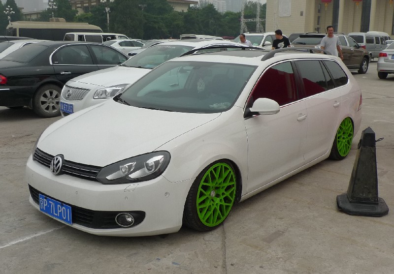 het internet Graveren Kinderdag Volkswagen Golf Variant is a lowrider in China